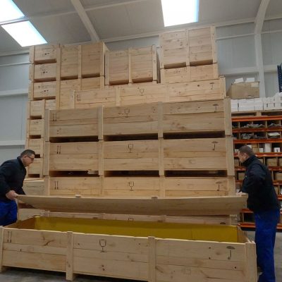 cajas madera en almacen operarios